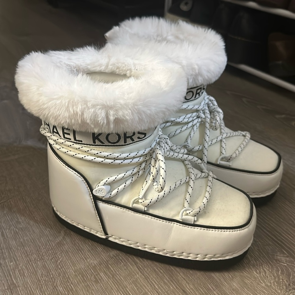 Michael Kors moon boots size 6M